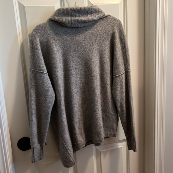 CASHMERE!! Tommy Bahama Sweater (Women’s Large) in a Beautiful Gray…SO SOFT!! - Picture 2 of 7